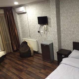 Мини-отель Hotel Pyramida Тбилиси Двухместный номер Делюкс с 1 кроватью (для 2 взрослых и 1 ребенка)-3